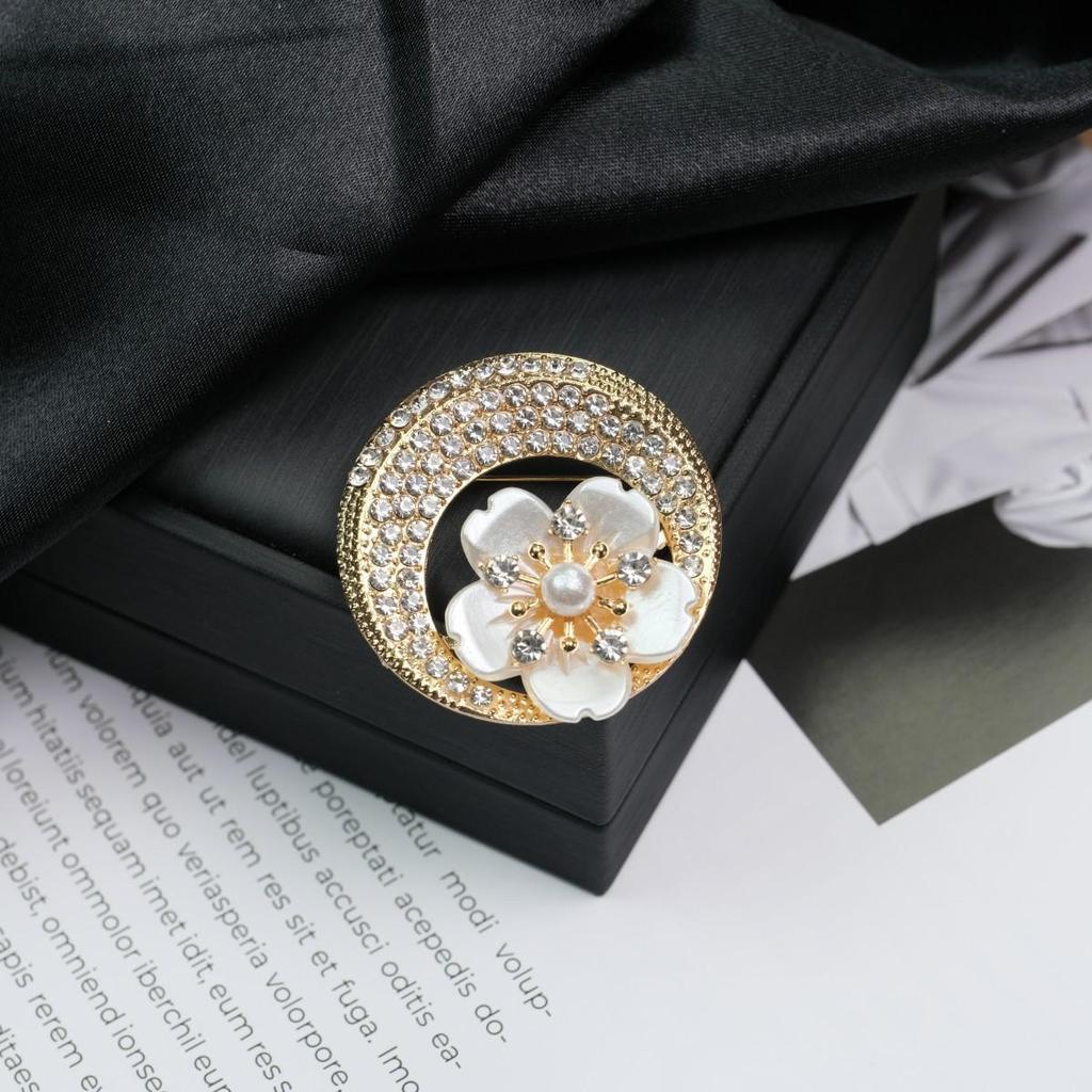 Винтажная брошь-булавка из сплава с цветком, жемчугом и бриллиантами