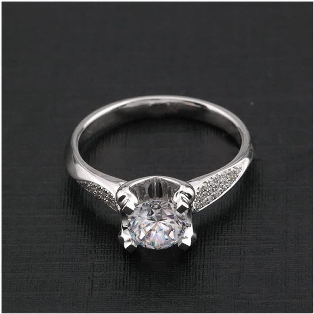 1 Carat NSCD Diamond Ring 4 Prong Sterling Silver Engagement Ring Women Twist Setting 18K White Gold Plated Wedding Band Anniversary Jewelry