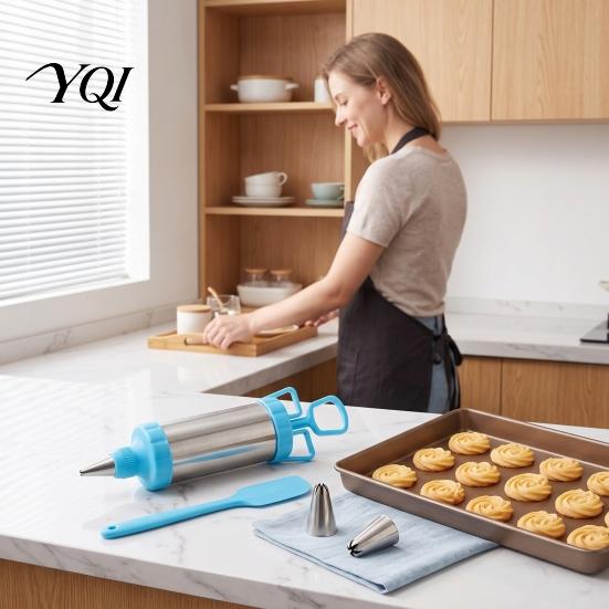 Handheld Frosting Applicator Stainless Steel Cake Icing Dispenser Set, Reusable Baking Tools with Scraper And Easy Squeeze Bottle Replaceable Nozzles,
