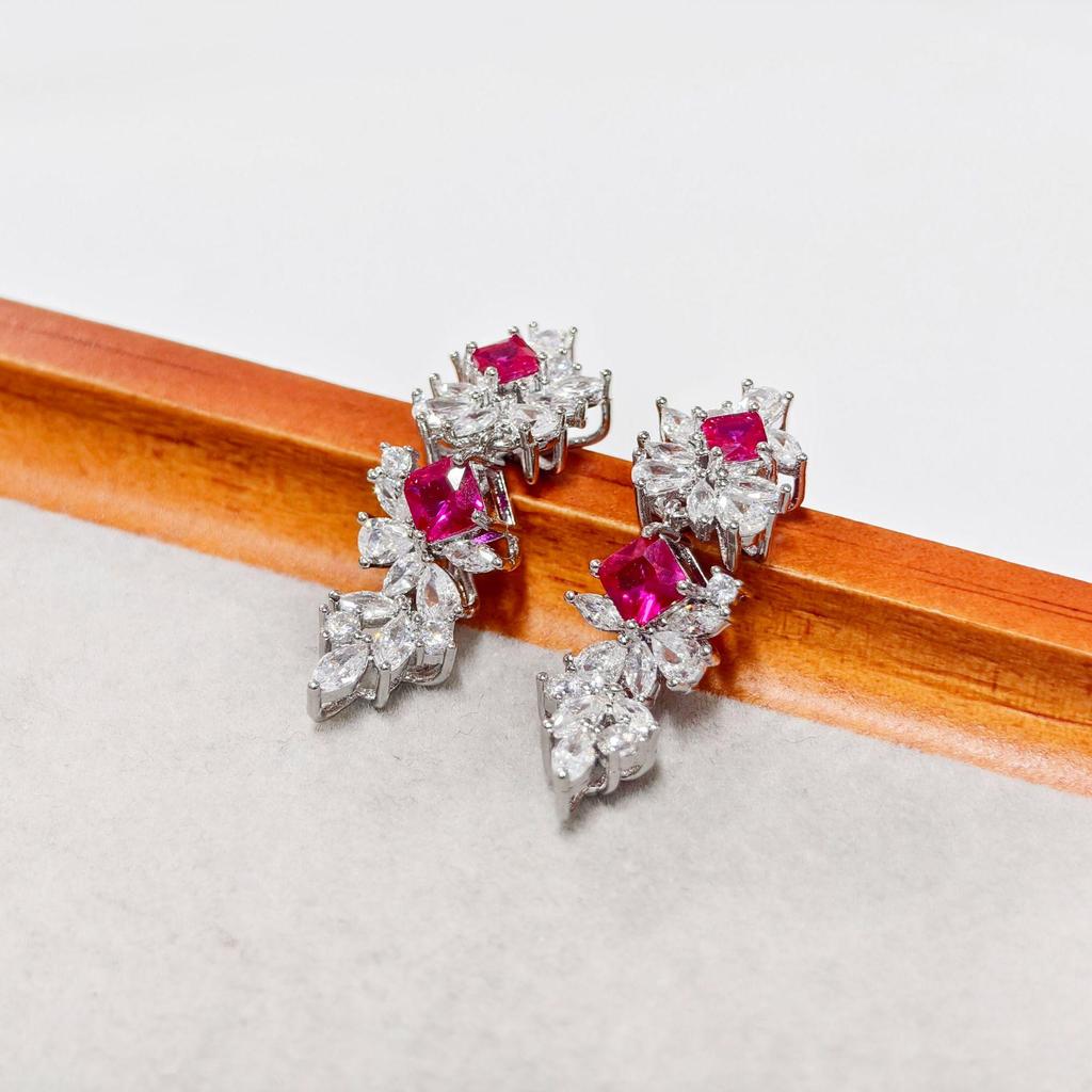 Gessen Jewelry: Элегантный набор: серьги, кольцо и подвеска с красными цирконами