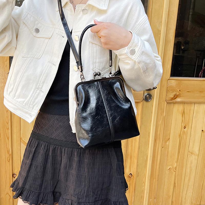 Винтажная мини-сумка кроссбоди на плечо из бежевой искусственной кожи с золотой пряжкой