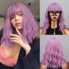 Женская мода до плеч, натуральный волнистый фиолетовый парик с челкой, синтетическое волокно, короткая повседневная одежда, косплей, волнистый парик