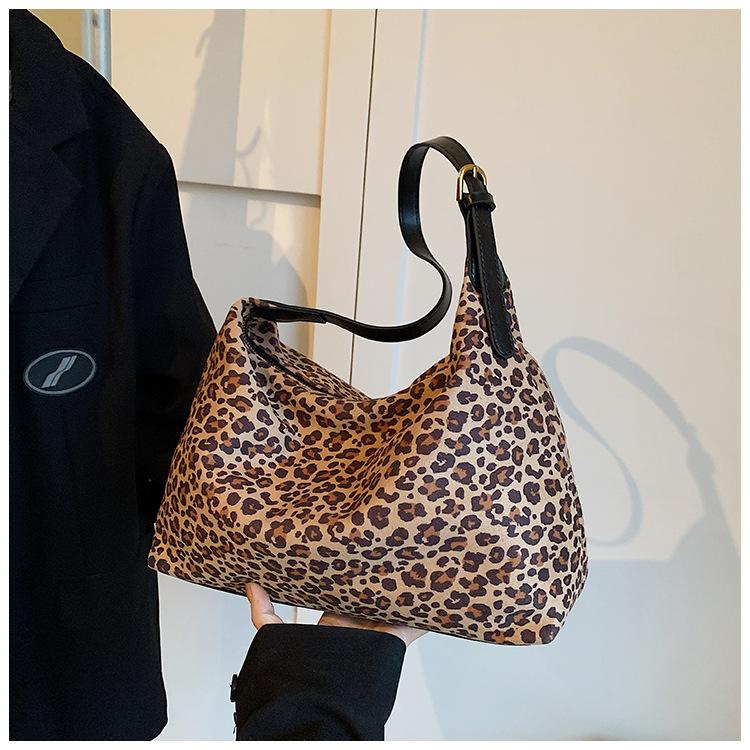 2024 осень и зима новая матовая мода простая универсальная ленивая повседневная сумка-мессенджер через плечо женская