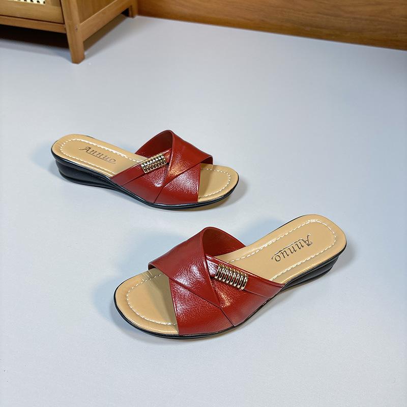 Женские летние шлепанцы с открытым носком на плоской подошве, модные женские повседневные пляжные туфли на металлической танкетке, сандалии на плоской подошве для мам, размер 36-43