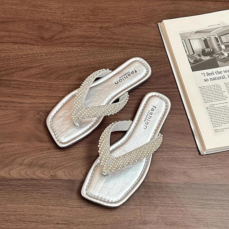 Летние французские новые шлепанцы со стразами 2025 года, полностью инкрустированные бриллиантами, для ношения на улице, с дизайном, подчеркивающим темперамент, с открытым носком, крутые шлепанцы