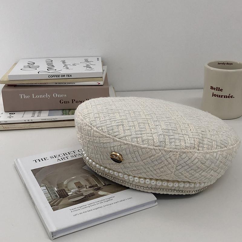 Шерстяной Удобный Белый Берет с Минималистичной Жемчужной Цепочкой для Молодежного Образа