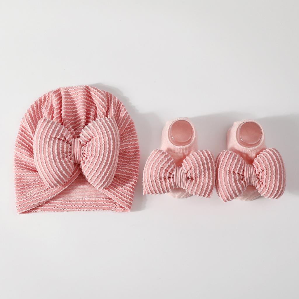 Детский полосатый комплект шапочки и носков для новорожденных, мягкий, для защиты макушки, из хлопка, шапочка, теплая шапка с подкладкой, всесезонный подарочный набор для малыша, носки с нескользящей подошвой