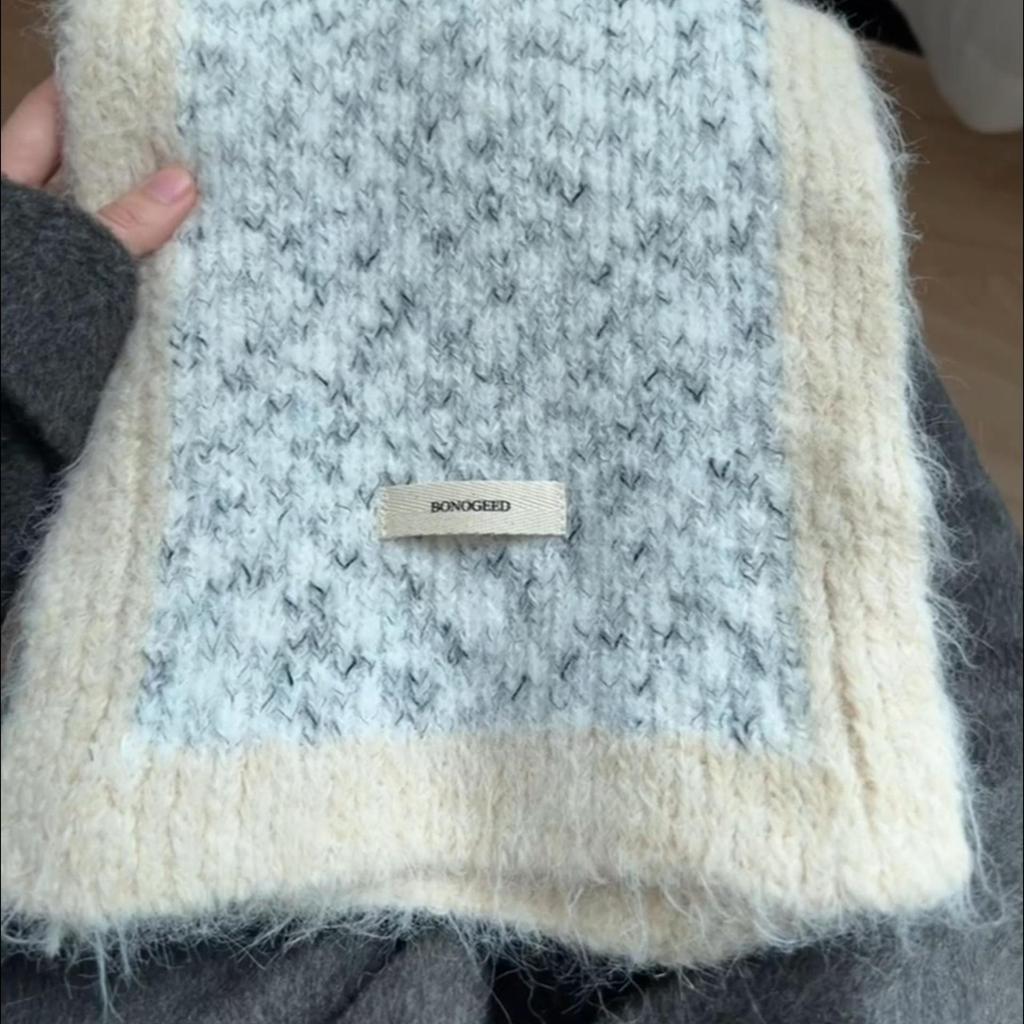 This Autumn and Winter Women's Plush Korean Style Atmosphere Shawl Can Be Worn As An Outer Layer for Both Warmth and Neck Protection