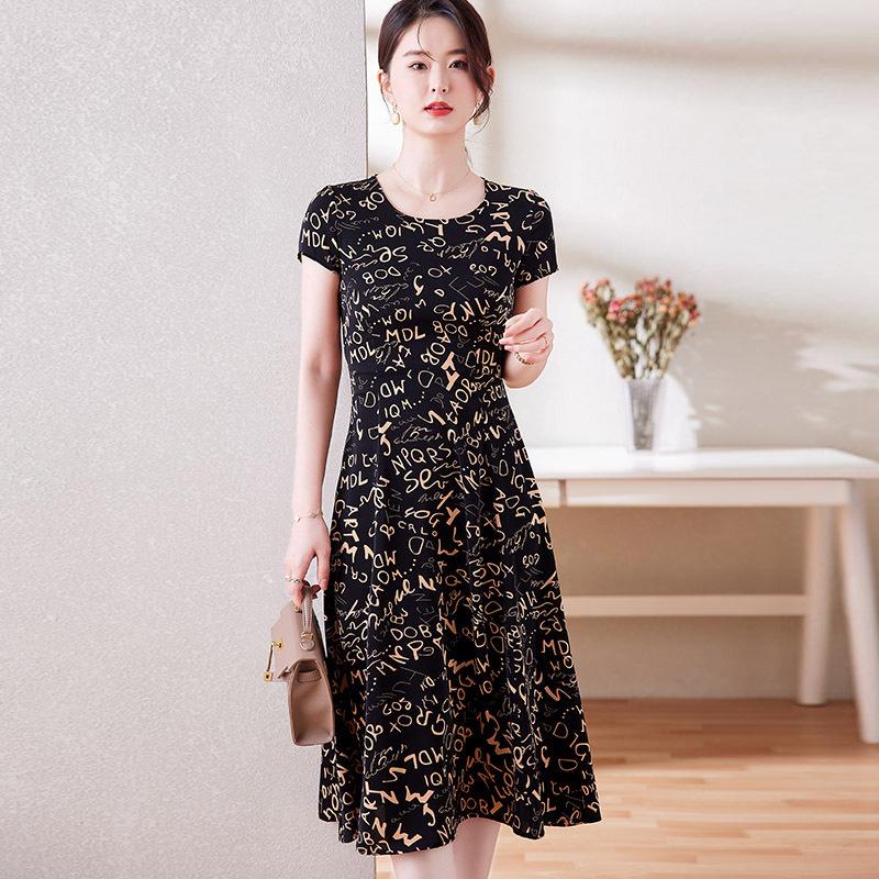 Летнее платье с цветочным принтом больших размеров - короткий рукав, подчеркнутая талия, тонкий фасон