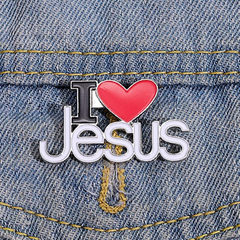 Брошь в виде сердца и буквы