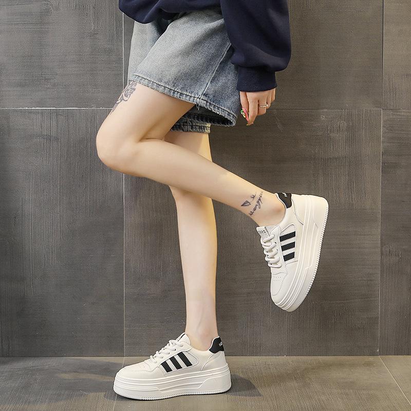 Кожаные туфли на платформе белые женские ins tide весна 2025 новая мода универсальные увеличивающие рост повседневные спортивные туфли для женщин
