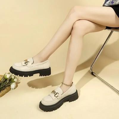 2024 Осенняя мода Женские лоферы на толстой подошве из коровьей кожи на платформе с круглым носком и металлической цепочкой, женские туфли на плоской подошве ручной работы