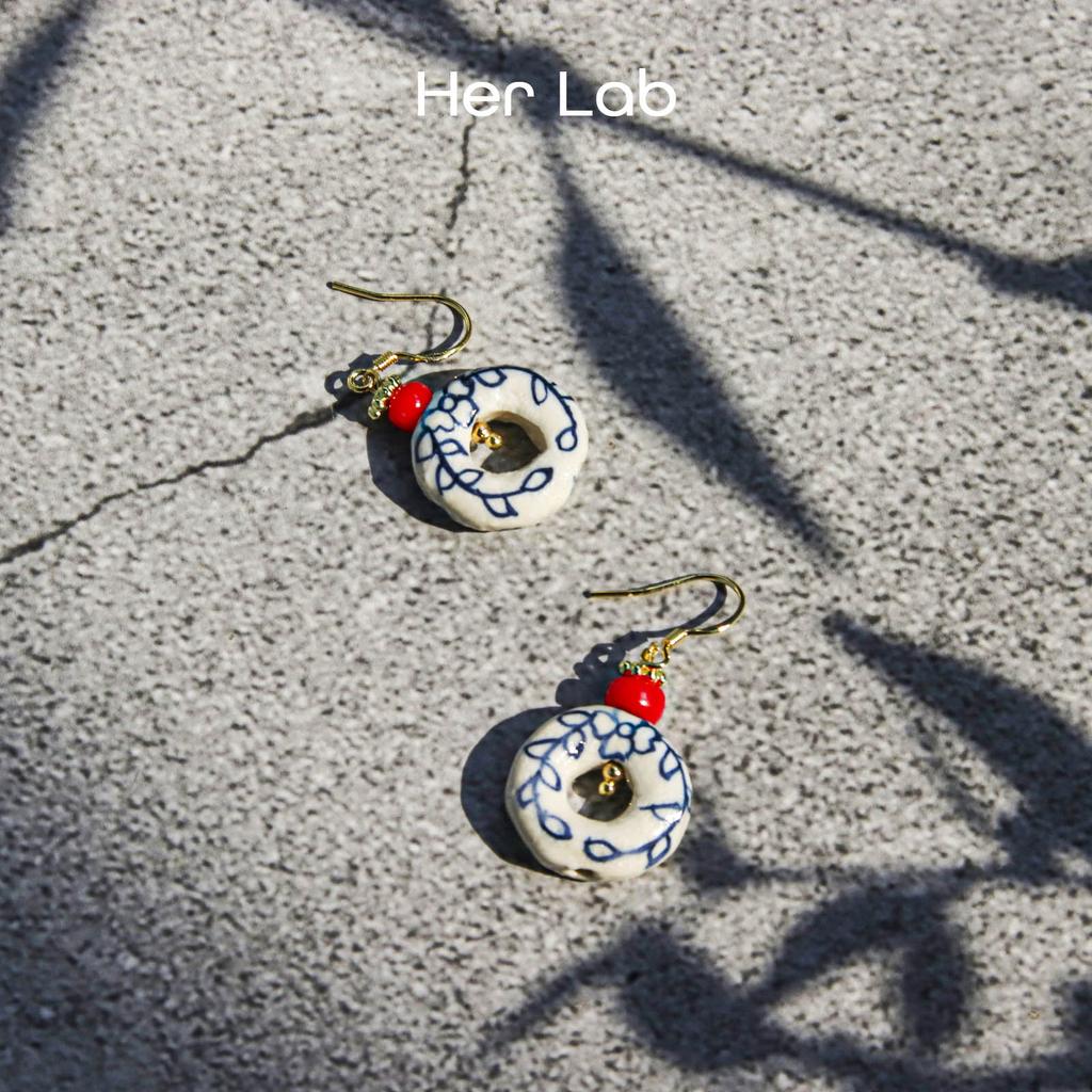 Her Lab Ювелирные изделия | Винтажные простые деревянные круглые полые серьги с геометрическим рисунком, белые массивные серьги-капли