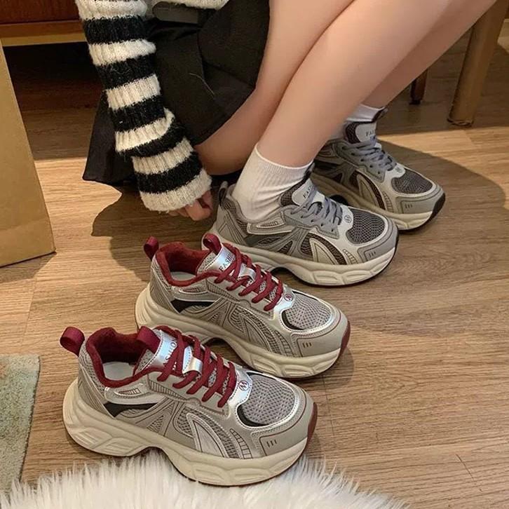 Новые весенне-осенние кроссовки на платформе в стиле 'dad shoes' увеличенной высоты и легкие, а спортивная обувь — супермодные и маленькие повседневные туфли.