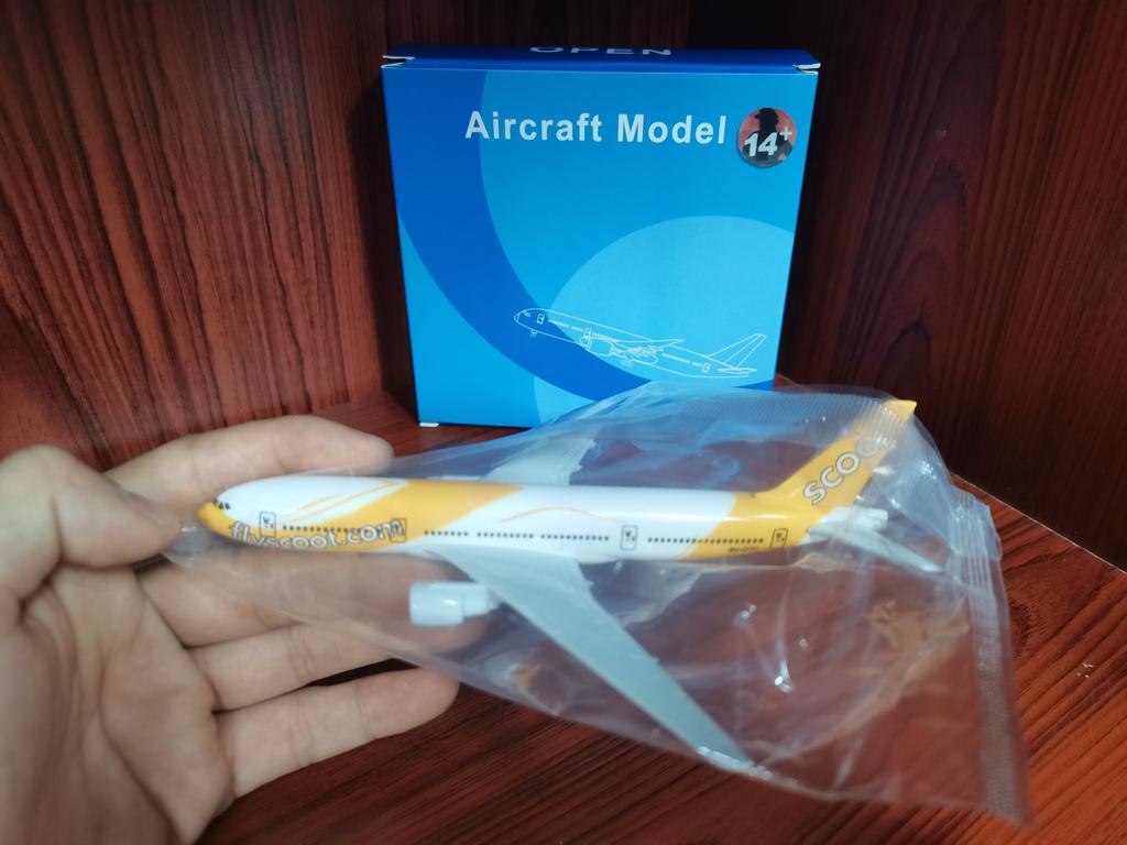 1/400 Alloy Airplane Metal Model 16cm Die-cast Airplane Model B-777 SCOOT Airlines Display Aircraft Model Plane Decor
