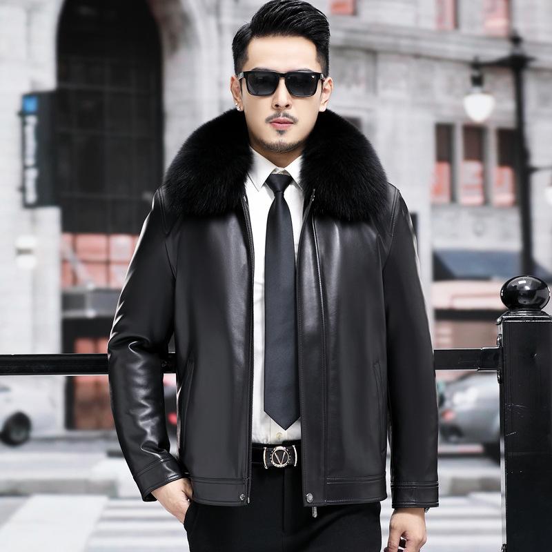 Кожаная мужская куртка среднего возраста из норки с воротником из меха лисы и воротником из меха