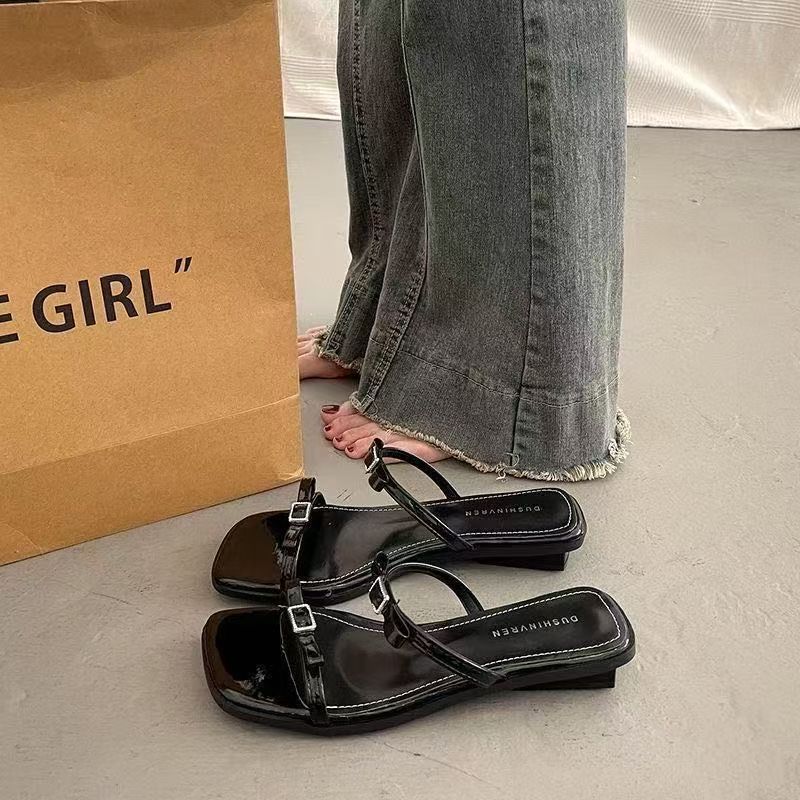 Лето 2025 новый популярный французский красивый темперамент крутые тапочки женские высококлассные для улицы модные серебристые сандалии на плоской подошве