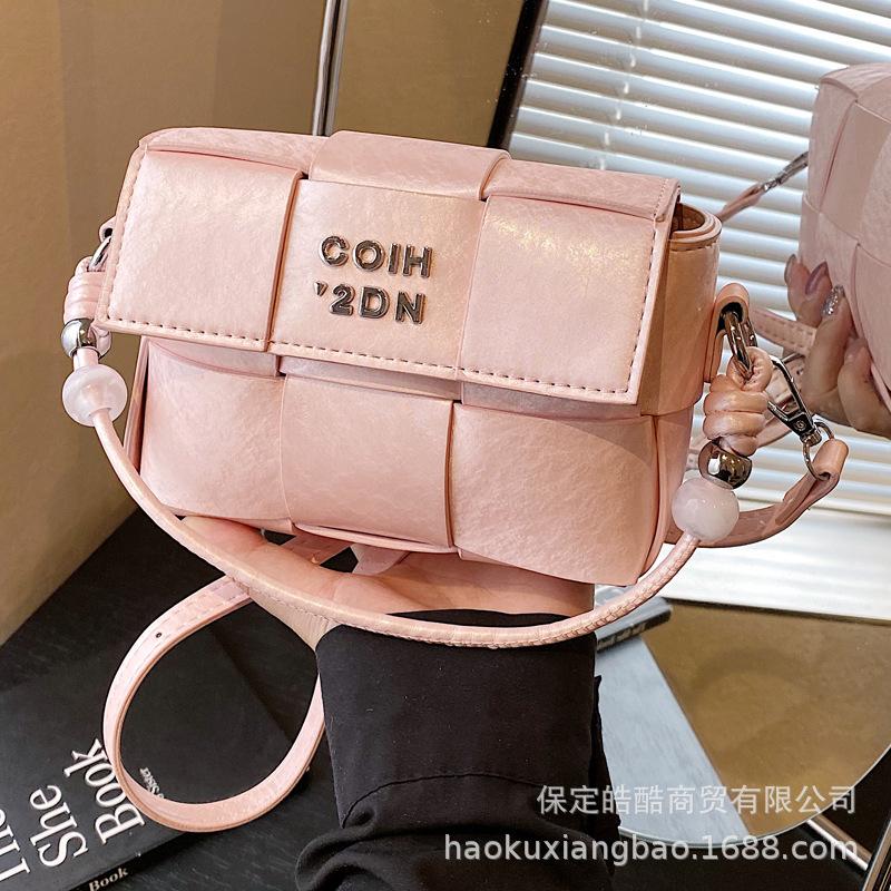 Niche design bag women's spring and summer 2025 new fashion shoulder messenger bag fashion high sense woven small square bag