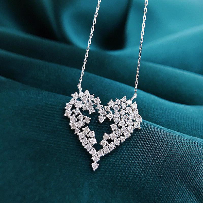 Cao Shi Xiaohongshu Recommends: Luxurious Heart-Shaped Diamond Necklace with Micro-Inlaid Zircon.