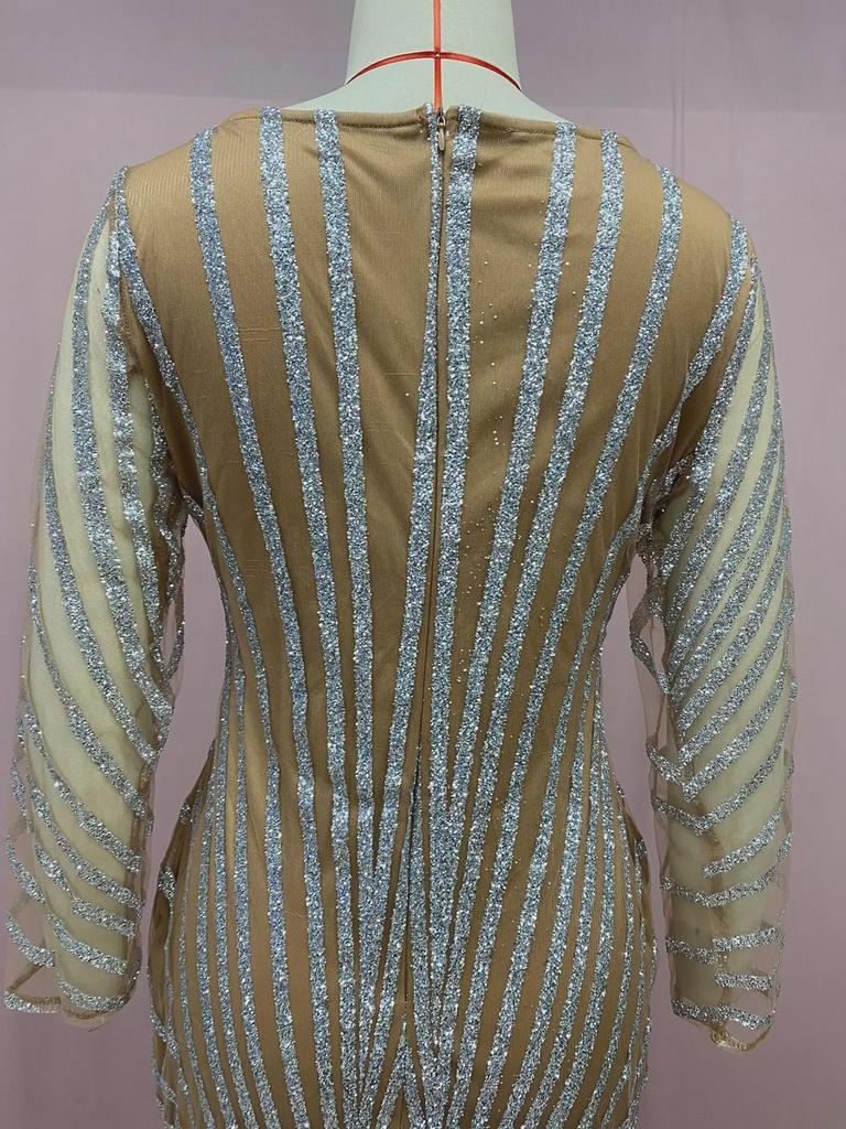 Европейская и американская мода весны 2025 года: Платье с разрезом и длинными рукавами в сетку с эффектом хрусталя и бриллиантами