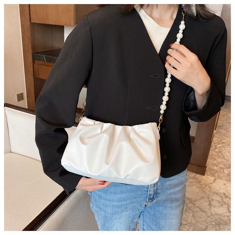 В наличии: Женская летняя сумка кроссбоди на жемчужной цепочке в корейском стиле 2024