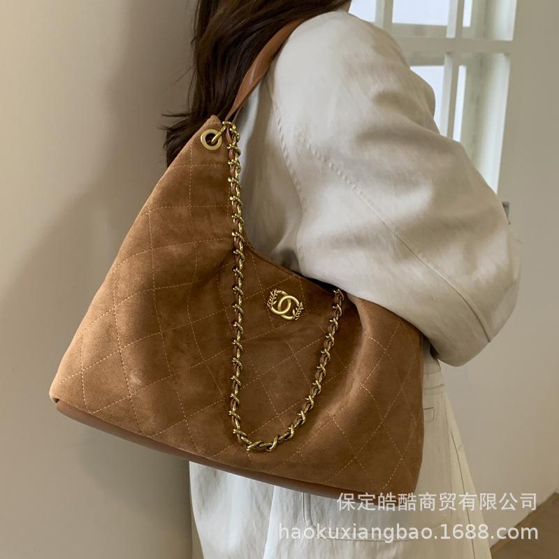 Вместительная ретро-сумка женская осенне-зимняя универсальная 2025 новая повседневная ромбовидная наплечная сумка текстурированная сумка-тоут для通勤