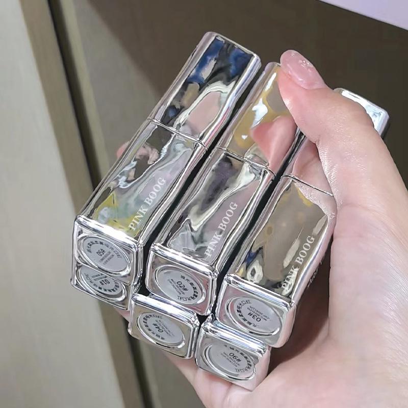 Увлажняющий бальзам для губ Chic Glow: Коллекция Dewy Nude