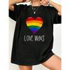 Черная футболка оверсайз с принтом радужного сердца и надписью «Love Wins» для повседневной носки и мероприятий, посвященных гордости