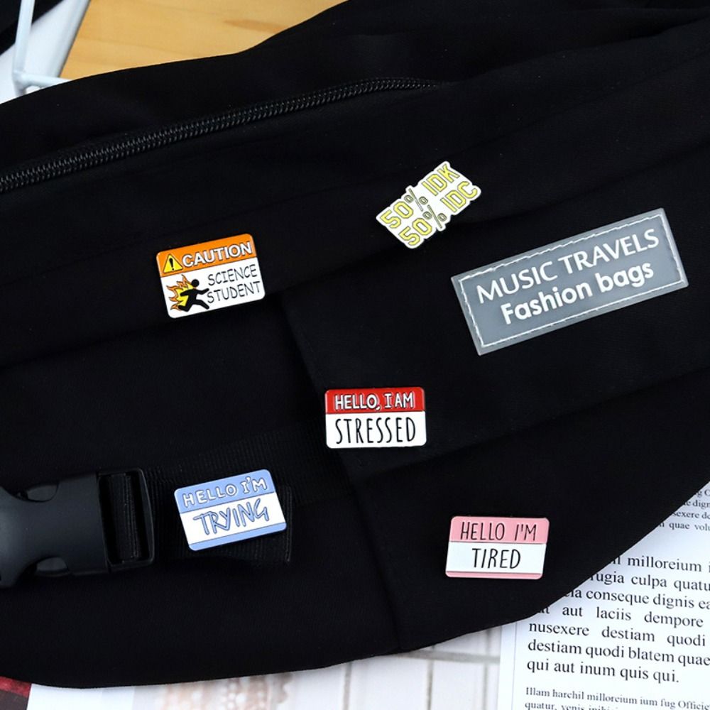 Привет, я в стрессе Брошь-диалог Привет, я устал Английские буквы Брошь Бейдж на кепку