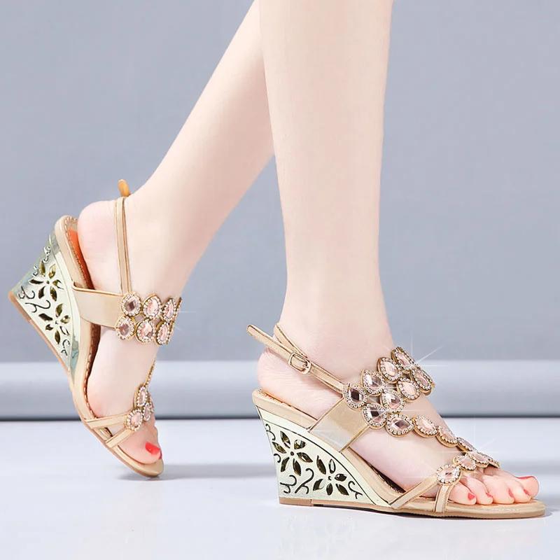 Мода 2024 года, новые летние модные туфли, элегантные туфли на танкетке с цветочным узором и стразами, кожаные нескользящие женские сандалии на танкетке с кристаллами