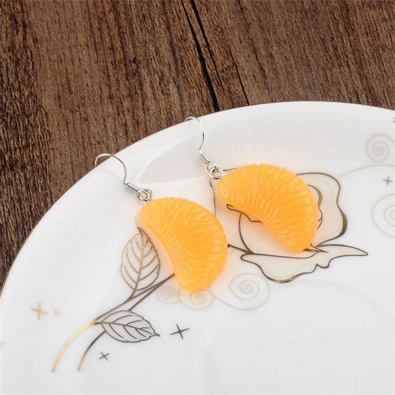Серьги с фруктами. Простые уникальные серьги. Маленькие свежие модные милые забавные серьги с оранжевыми лепестками.
