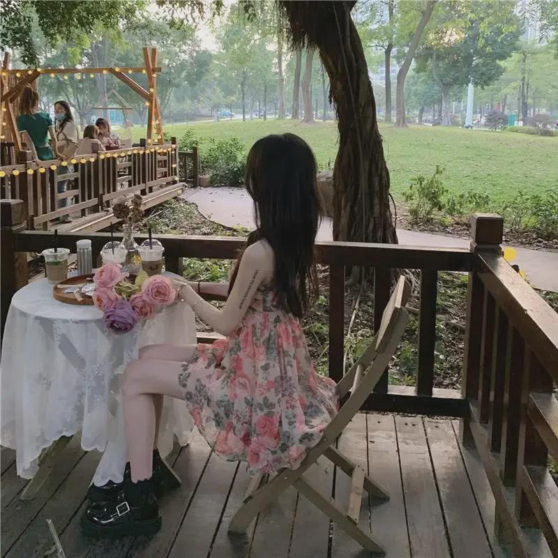 Узкое платье-трапеция с высокой талией и цветочным принтом — французский стиль, короткая юбка на весну и лето