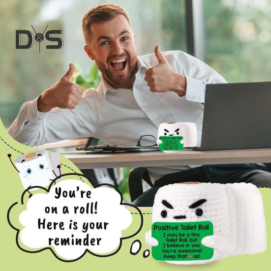 Вязаная крючком туалетная трубка с позитивной открыткой Мини-вязаная ручная работа рулон бумаги кукла игрушка для снятия стресса украшение для домашнего офиса рабочего стола орнамент