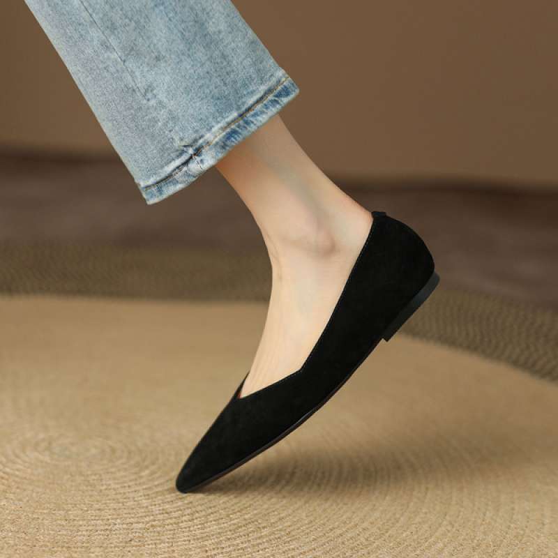 Новинка ранней весны, универсальные черные тонкие туфли-лодочки с острым носком, легкие, с ретро матовой отделкой, большого размера, V-образные туфли-одиночки, женские осенние туфли