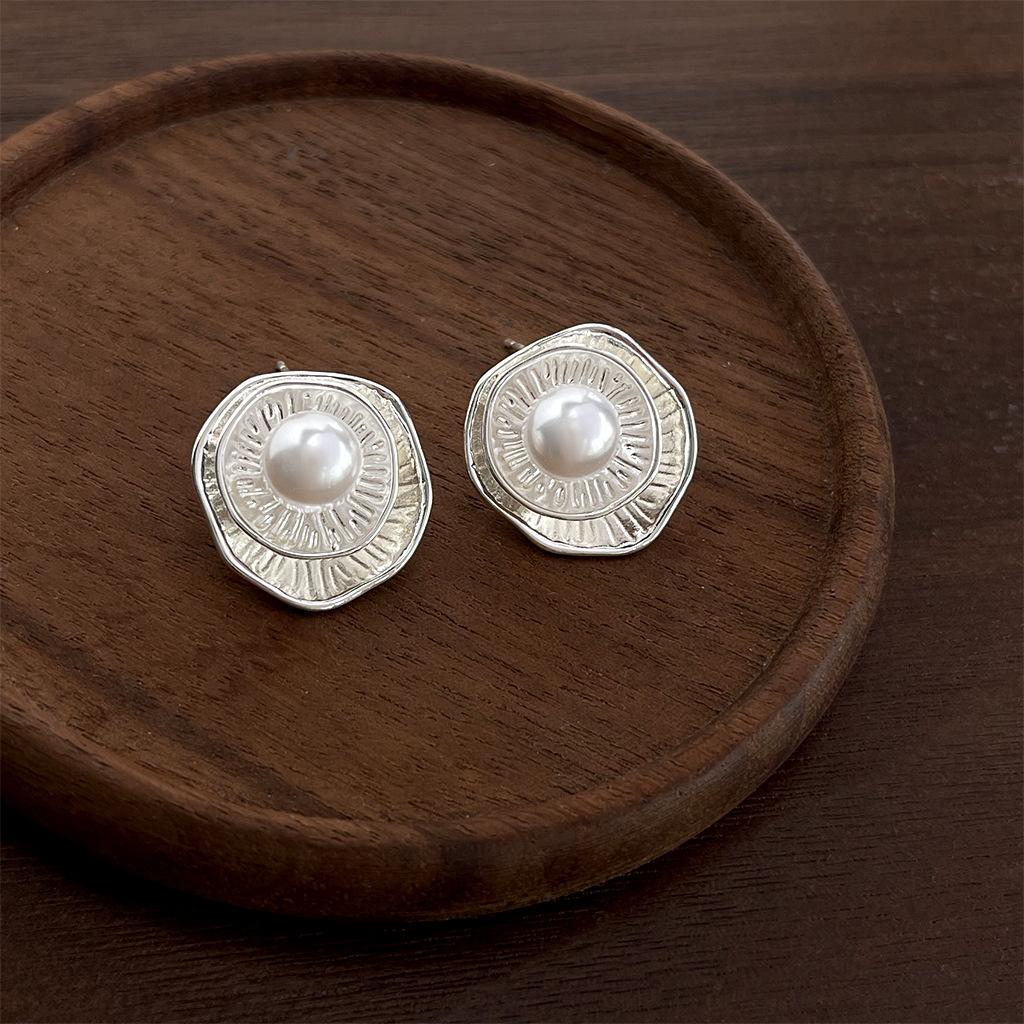 Light Luxury Heavy-Duty Shiny Floral Earrings: Artistic Retro Style Stud Earrings with High-End Feel for Brides