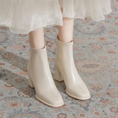Белые короткие ботинки на толстом каблуке для женщин 2025 новые осенне-зимние туфли на среднем каблуке с квадратным носком во французском стиле на высоком каблуке эластичные средней высоты с узким голенищем