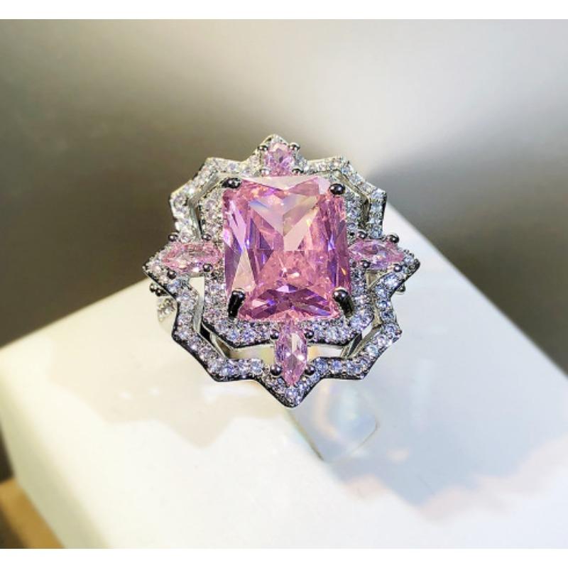 Кольцо с бриллиантами из высокотехнологичного цветного бриллианта с огранкой «ледяной цветок»