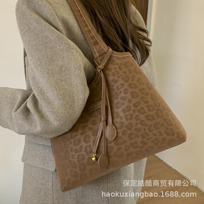 Сумка с леопардовым принтом женская 2025 новая модная осенне-зимняя мода популярная одно плечо под мышку сумка-тоут повседневная универсальная для поездок на работу