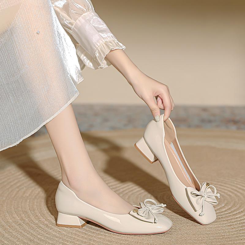Модная лакированная женская летне-осенняя обувь с квадратным носком, милым бантом и элегантным низким каблуком 3 см, туфли-лодочки для офисной леди, комфорт