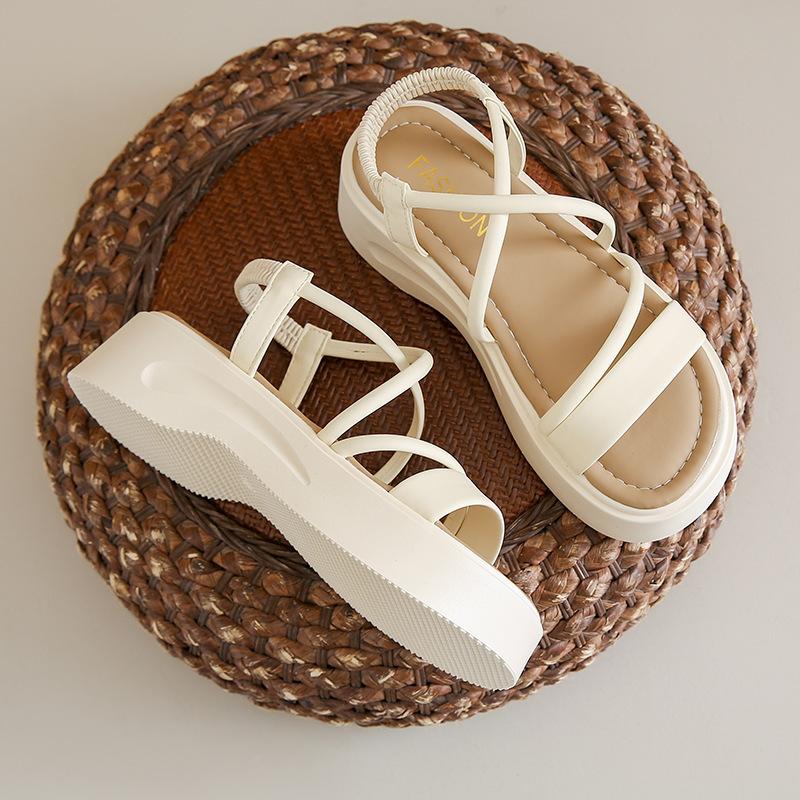 Летние сандалии повседневные плоские для улицы пляжная мода 2025 морское побережье мягкая подошва женская юбка новый