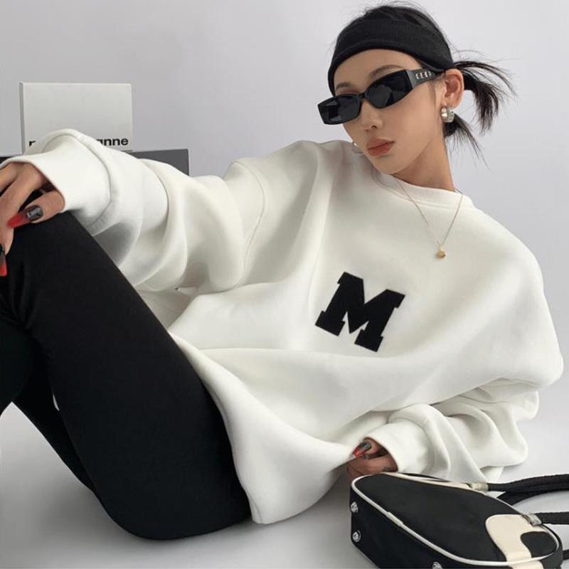 Женская свободная толстовка с круглым вырезом и вышитыми буквами