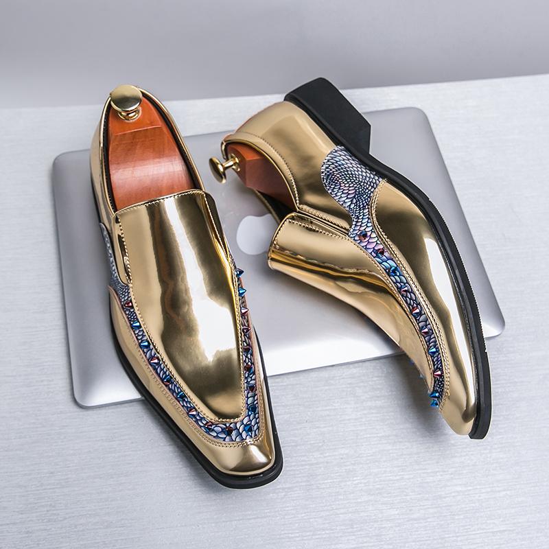 Мода Новая Британия Мода Мужские Остроносые Черные Золотые Клепки Шарм Повседневная Обувь Пенни Лоферы Формальная Свадебная Обувь Zapatos Hombre