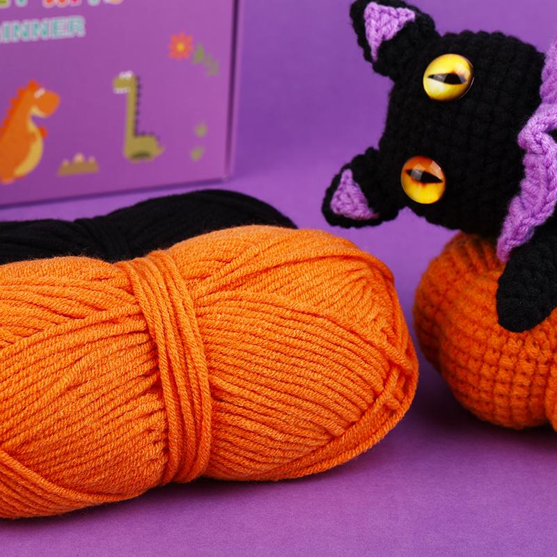 Набор для вязания крючком «Волшебная тыквенная кошка» от Fenrry для начинающих. Наборы для вязания животных с инструкциями и пошаговыми видеоуроками.