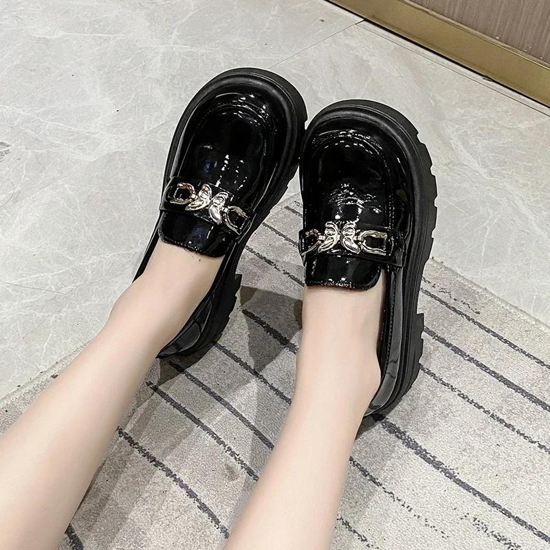 Новые женские лакированные лоферы на толстой подошве, квадратный каблук, круглый носок, металлическая отделка, женская обувь, противоскользящая, удобная, для отдыха