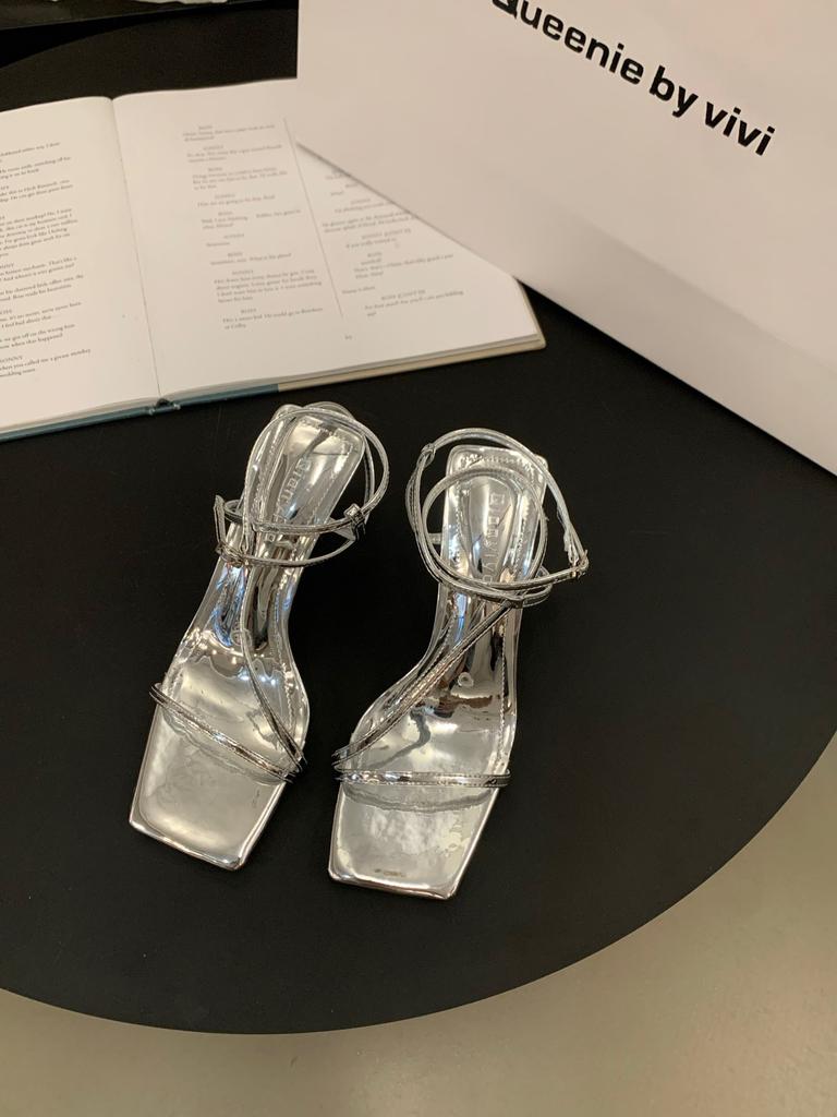 Французские босоножки на высоком каблуке, сказочные туфли 2024 года, новые летние темпераментные черные туфли на шпильке с ремешком в римском стиле