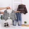 Комплект из трех предметов с длинными рукавами для мальчиков, Детская толстовка с капюшоном с леопардовым принтом + белая футболка с круглым вырезом + повседневные джинсовые брюки