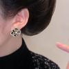 Серьги в виде цветов из черного жемчуга — элегантные и стильные украшения для женщин.. Черные серьги — это женский аксессуар.