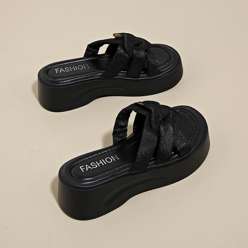 Женские летние шлепанцы на платформе-юбке, новинка 2025 года, крутые шлепанцы-маффины, пляжная обувь на мягкой подошве