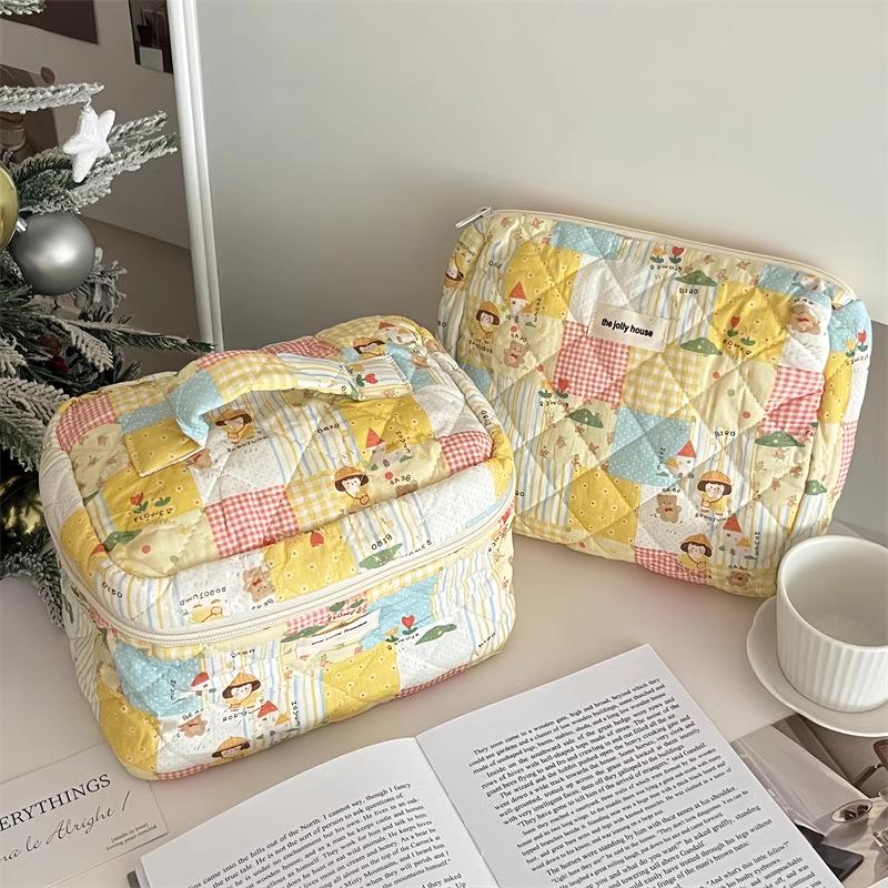 Plaid Quilted Large Capacity Makeup Bag - Soft, Portable Handbag for Students
