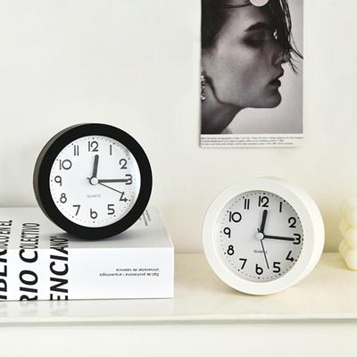 Будильник ультра тихий без тиканья 3,7 дюйма маленькие часы с ночником на батарейках для спальни прикроватный столик